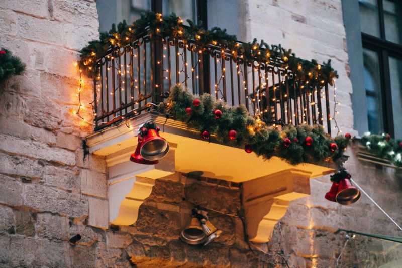 Esempio di balcone addobbato per Natale